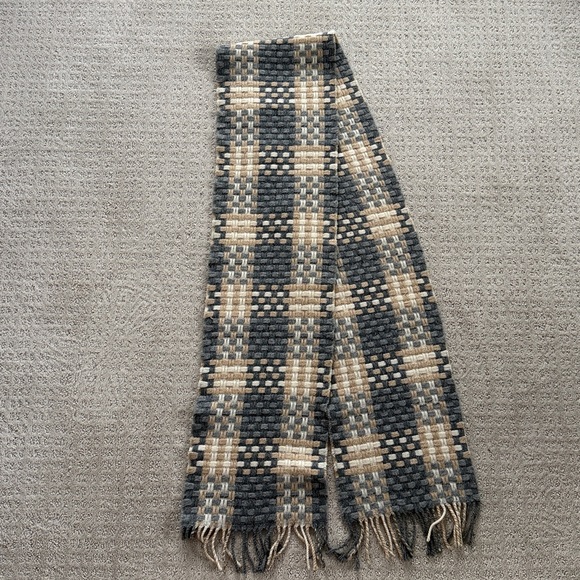 Rare! Burberry cashmere chucky knit gray, tan, cream scarf - Picture 6 of 7